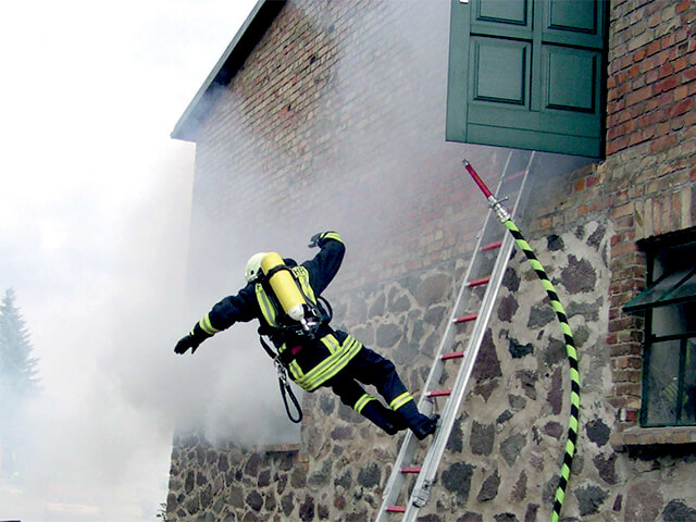 Feuerwehrmann stürzt, Foto: Jürgen Kalweit