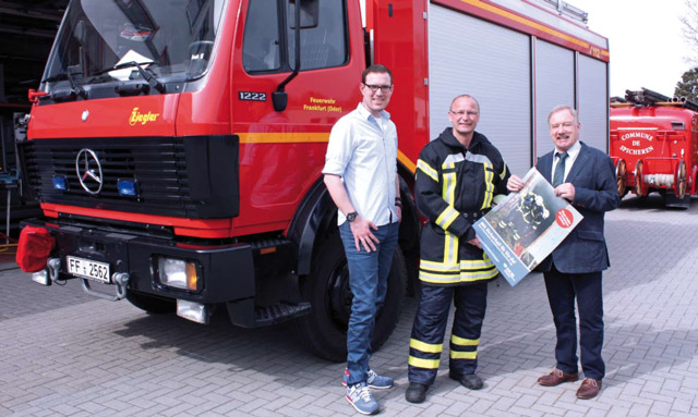 Bildunterschrift: Die Feuerwehr Frankfurt (Oder) bekam die ersten Plakate überreicht: v.l.n.r.: Julian Weinhold (FUK BB), Gerd Giese (Feuerwehr Frankfurt (Oder)), Rolf Reich (FUK BB). | Foto: FUK Brandenburg