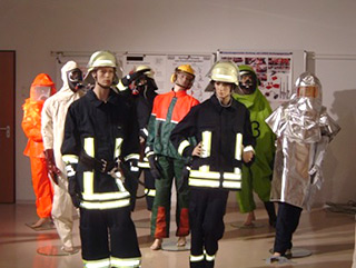 Foto: Verschiedene Schutzkleidungen der Feuerwehren